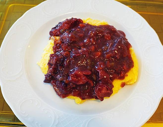 구내식당에 가끔 나오는 송아지 고기 와인 조림 폴렌타.