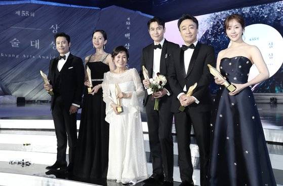 TV부문 최우수 연기상 수상자 이병헌과 염정아, TV부문과 영화부문 대상 수상자 김헤자와 정우성, 영화부문 최우수 연기상 수상자 이성민과 한지민이 함께 포즈를 취했다. [사진 일간스포츠]
