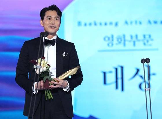 제55회 백상예술대상에서 '증인'으로 영화부문 대상을 받은 정우성. [사진 일간스포츠]