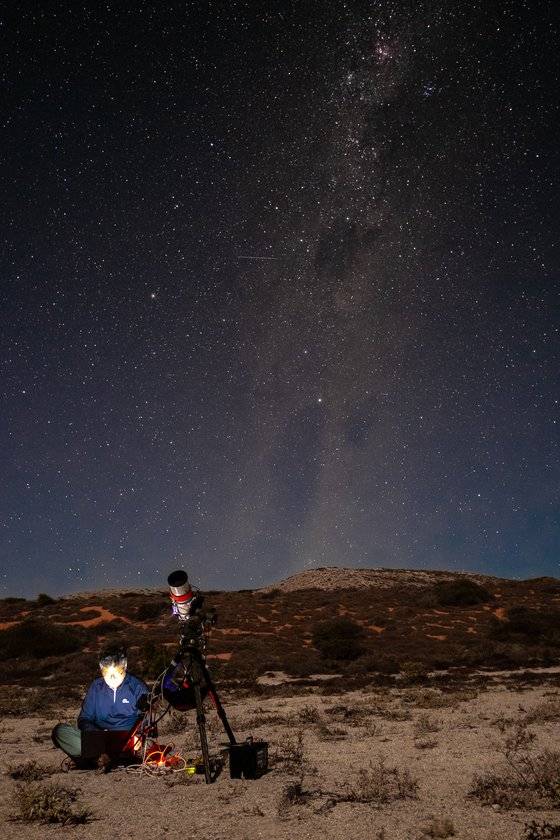 .서호주 들판에서 굴절망원경으로 천체사진을 찍고 있는 박수영씨.