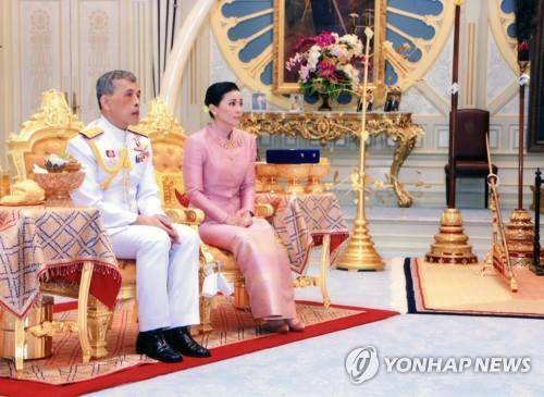 마하 와찌랄롱꼰 태국 국왕과 수티다 왕비 [EPA=연합뉴스](태국 왕실 제공)