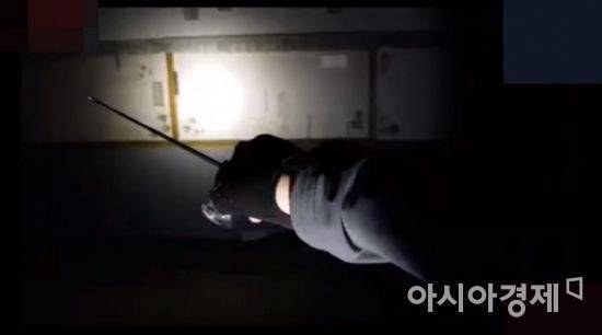 흉가 체험 방송 BJ가 폐건물 내부에서 방송을 진행하는 모습./사진=유튜브 캡쳐