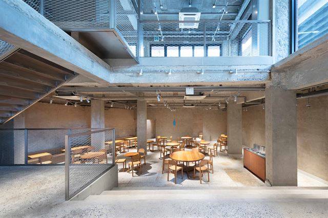 블루보틀 내부의 모습. 회색 콘크리트로 만든 벽과 천장이 그대로 노출돼 있으며 1층 통유리를 통해 자연광이 들게 했다. 블루보틀 제공