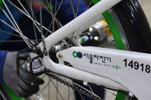 분배팀 배용훈 주임이 분배업무를 보고 있다. 따릉이를 맡은 구역 내 대여소에 적절히 배치하는 업무를 수행한다.