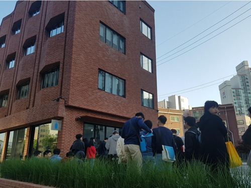 블루보틀 한국 1호점 성수점에 모인 인파 tsl@yna.co.kr