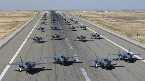2018년 11월 미국 유타주 힐 공군기지에서 미 공군의 스텔스 전투기인 F-35A가 코끼리 걷기를 하고 있다. [사진 미 공군]