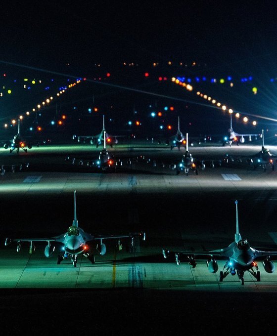 2016년 2월 3일 군산 공군기지에서 미국 공군의 F-16 전투기들이 야간에 코끼리 걷기를 하고 있다. [사진 미 공군]