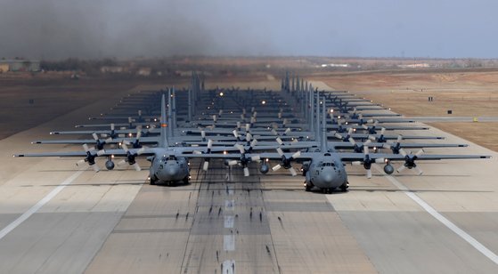 2014년 12월 6일(현지시간) 미국 텍사스주 다이스 공군기지에서 미 공군의 수송기인 C-130 허큘리스 30대가 코끼리 걷기를 하고 있다. [사진 미 공군]