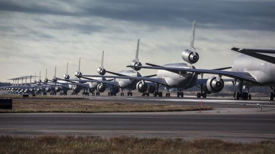 2013년 11월 21일(현지시간) 미국 뉴저지주 맥과이어-딕스-레이크허스트 공군기지에서 KC-10 익스텐디스 공중급유기 12대와 C-17 글로브매스터 Ⅱ 수송기 6대가 코끼리 걷기를 하고 있다. [사진 미 공군]