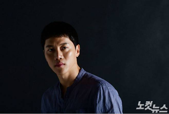 최근 종영한 SBS 드라마 '열혈사제' 에서 장룡(롱드) 역으로 열연을 펼친 배우 음문석이 3일 오후 서울 양천구 CBS노컷뉴스 사옥에서 인터뷰 전 포즈를 취하고 있다. (사진=황진환 기자)