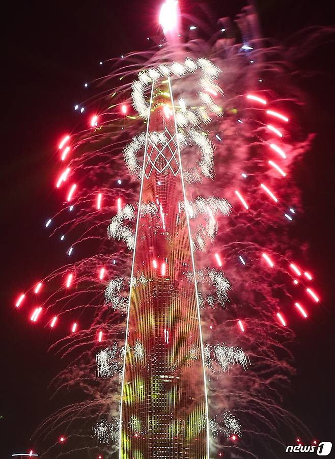 4일 서울 잠실 롯데월드타워와 석촌호수 일대에서 한반도 평화를 기원하는 '동행, GO. Together!'를 주제로 불꽃놀이가 펼쳐지고 있다. 2019.5.4/뉴스1 © News1 허경 기자