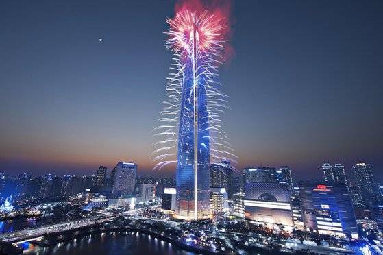 롯데월드타워 불꽃쇼 모습. [롯데물산 제공=연합뉴스]
