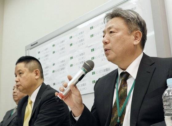 일손부족으로 24시간 영업 방침 수정을 요구하는 일본 편의점 가맹점 점주들이 도쿄에서 기자회견을 열고 있다. <저작권자 ⓒ 1980-2019 ㈜연합뉴스. 무단 전재 재배포 금지.>