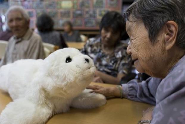 최초의 심리치료 로봇으로 등재된 일본의 파로(Paro)