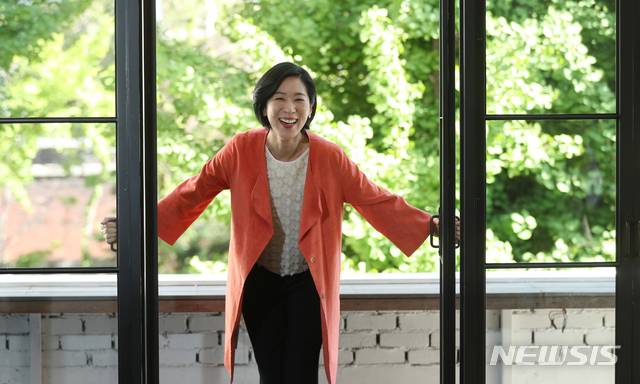 【서울=뉴시스】조수정 기자 = 최근 종영한 SBS 금토드라마 '열혈사제' 배우 백지원이 2일 서울 삼청로 카페 보드레 안다미로에서 뉴시스와 인터뷰에 앞서 포즈를 취하고 있다. 2019.05.03. chocrystal@newsis.com