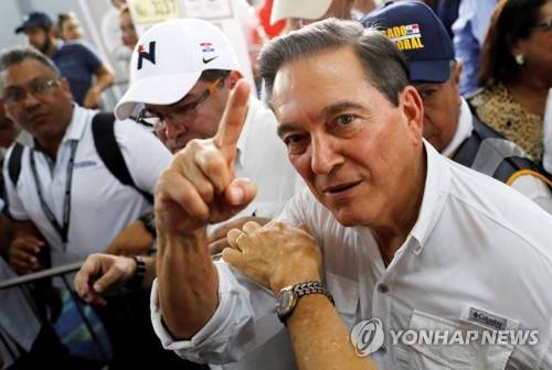 투표소를 떠나는 민주혁명당(PRD)의 라우렌티노 코르티소(66) 후보 [로이터=연합뉴스]