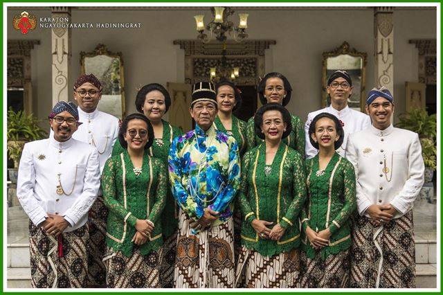 족자카르타 왕국의 술탄 하멩쿠부워노 10세 부부(앞줄 가운데)와 망쿠부미(뒷줄 오른쪽 두 번째) 공주 등 다섯 자매와 및 사위들. 망쿠부미 공주 제공