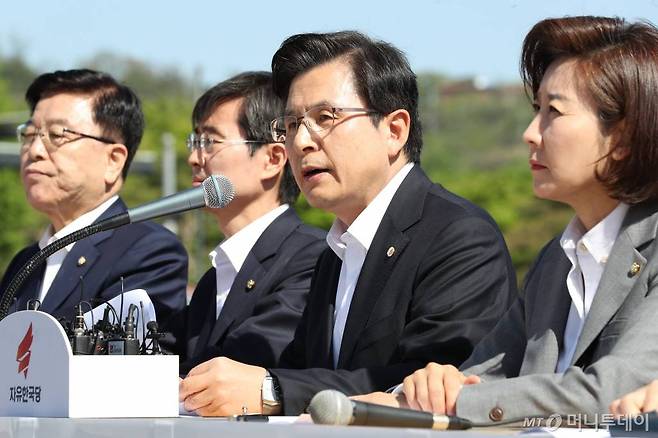 2일 오전 서울 청와대 앞 분수대 광장에서 열린 자유한국당 최고위원회의에서 황교안 대표가 발언하고 있다. /사진=이기범 기자