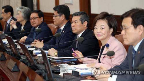 정경두 국방부 장관, 굳은 표정 (서울=연합뉴스) 임헌정 기자 = 정경두 국방부 장관(오른쪽 세번째)이 7일 오전 서울 종로구 정부서울청사에서 열린 국무회의에서 생각에 잠겨 있다. kane@yna.co.kr