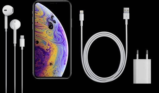 아이폰XS는 5W급 충전기를 기본 제공한다. (사진=애플)