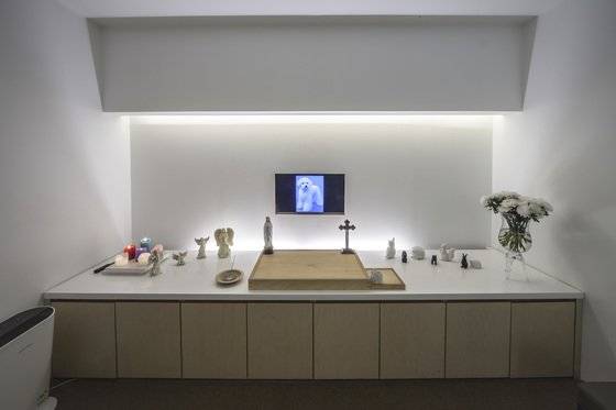 반려동물이 가정에서 사망할 경우에는 임의로 처분하지 말고 정식 등록된 동물 장묘업체에 의뢰하여 장례를 치를 것을 권한다. 사진은 한 반려동물 장례식장의 모습. [중앙포토]