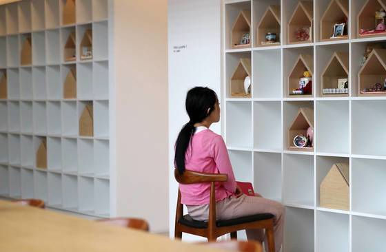 반려동물을 잊으려 서두르기보다는 충분히 애도의 시간을 가지는 것이 좋다. 사진은 한 반려동물 납골당에서 반려견을 잃은 보호자가 반려견의 유골함을 바라보고 있는 모습. 김현동 기자