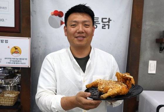 '풍미통닭' 2대 대표 박세근씨. 어머니 강영애씨로부터 통닭집을 물려받았다. 손민호 기자