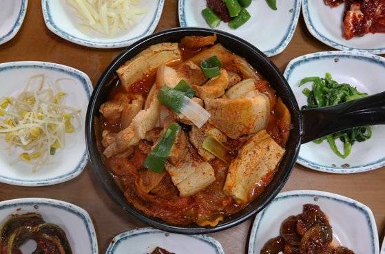 '진일기사식당'의 김치찌개. 국물이 얼큰하면서도 달다. 매실청이 비법이라고 한다. 손민호 기자