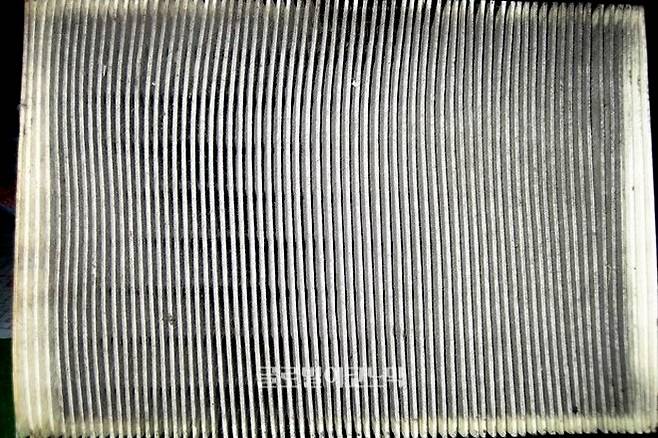 차량 내부 청소 시 에어컨 필터를 꼼꼼하게 살펴야 한다. 교체 시기가 지난 필터.