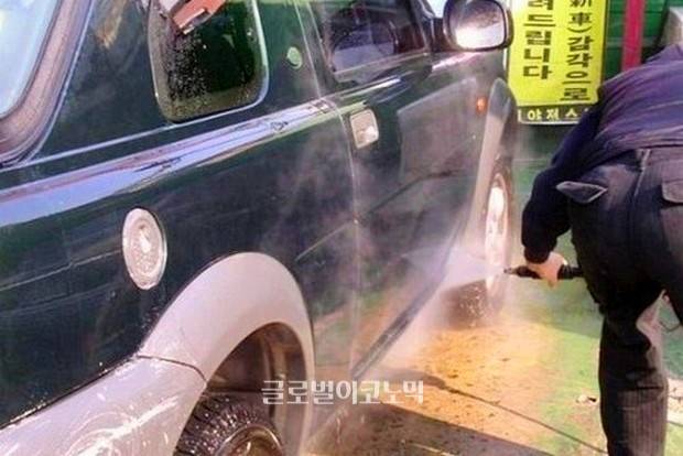 차량 내부 청소 시 에어컨 필터를 꼼꼼하게 살펴야 한다. 교체 시기가 지난 필터.