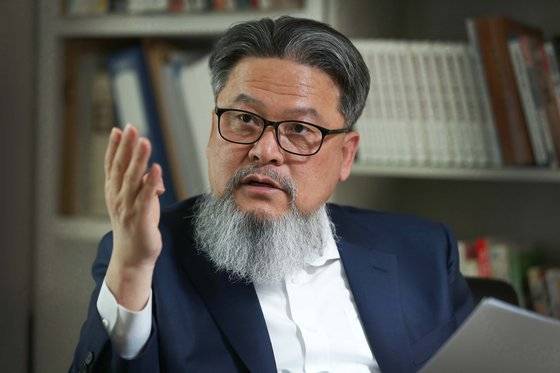 관상가 백재권 박사가 19일 서울 종로구 사무실에서 관상 풍수에 관해 설명하고 있다. 오종택 기자