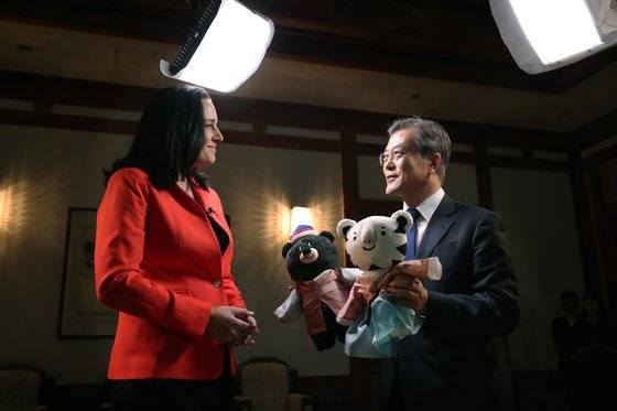 문재인 대통령이 청와대 본관 접견실에서 cnn 폴라 핸콕스 서울지국 특파원에게 인터뷰를 마친 후 평창동계올림픽 마스코트를 선물하고 있다. 2017.9.14 청와대제공