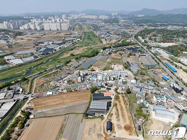 (고양=뉴스1) 박세연 기자 = 정부가 3기 신도시 택지지구로 고양 창릉과 부천 대장 등 28곳 선정해 11만가구를 공급한다.   국토교통부는 이같은 내용을 담은 '3차 신규택지 추진계획'을 7일 발표했다. 정부 추진계획에 따르면 국토교통부는 3기 신도시의 대규모 택지로 고양 창릉·부천 대장 2곳을 선정하고, 중소형 택지로 봉천동 관사 등 26곳을 선정했다. 창릉과 대장 2곳은 5만8000가구를 건설하고, 서울과 경기 중소형 택지 26곳에는 5만2500가구를 짓는다.   사진은 이날 3기 신도시로 지정된 경기도 고양시 창릉 신도시 부지 전경. 왼쪽으로 창릉천이 흐르고 뒤로 일산 도심이 보이고 있다. 2019.5.7/뉴스1  <저작권자 © 뉴스1코리아, 무단전재 및 재배포 금지>