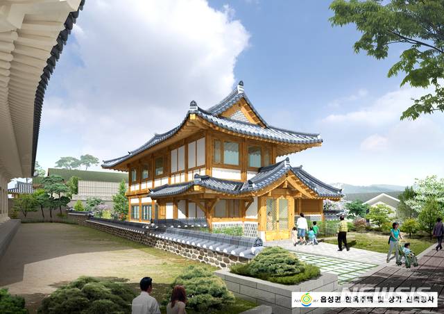 【나주=뉴시스】이창우 기자 = 9일 전남 나주시에 따르면 나주 금계동 목문화관 뒷편에 2층짜리 한옥 견본상가(160.92㎡)가 들어선다. 한옥 상가는 현재 공정률 90%를 보이고 있는 가운데 담장 공사가 마무리 되면 준공 후 원도심을 찾는 관광객들을 위한 '로컬푸드 직매장'으로 활용 된다. 2019.05.09. (이미지=나주시 제공) photo@newsis.com