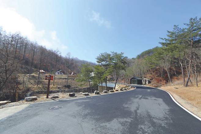 넓은 캠핑장 진입로.