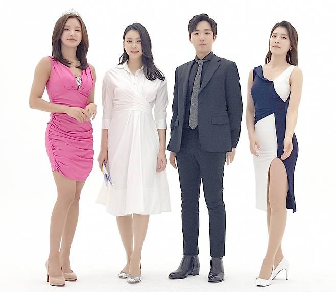 ▲ 김동규(오른쪽에서 두번째)가 미스코리아 출신 모델들과 광고에 출연했다. 제공|한나제이