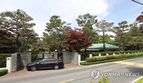 신격호 롯데 명예회장 별장, 국유지 불법 사용 (울산=연합뉴스) 김용태 기자 = 신격호 롯데그룹 명예회장이 1970년에 울산에 지은 롯데별장이 국유지를 불법 사용해 15년 동안 변상금을 내 온 것으로 확인됐다. 지난 8일 오전 울산시 울주군 삼동면 대암댐 옆 롯데별장의 모습. 한국수자원공사 울산권관리단은 이 별장이 환경부 소유 국유지 8필지 2만2천718㎡ 규모를 2003년부터 불법으로 사용했고, 롯데 측이 매년 변상금을 내고 있다고 밝혔다. yongtae@yna.co.kr