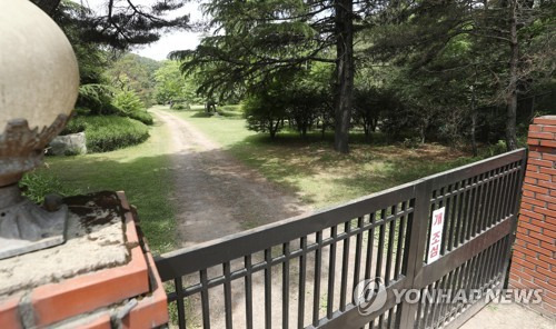 국유지 불법 사용한 신격호 롯데 명예회장 별장 (울산=연합뉴스) 김용태 기자 = 신격호 롯데그룹 명예회장이 1970년에 울산에 지은 롯데별장이 국유지를 불법 사용해 15년 동안 변상금을 내 온 것으로 확인됐다. 지난 8일 오전 울산시 울주군 삼동면 대암댐 옆 롯데별장의 모습. 한국수자원공사 울산권관리단은 이 별장이 환경부 소유 국유지 8필지 2만2천718㎡ 규모를 2003년부터 불법으로 사용했고, 롯데 측이 매년 변상금을 내고 있다고 밝혔다. yongtae@yna.co.kr
