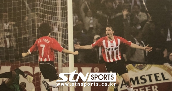 PSV 시절 코쿠와 환호하는 박지성(등번호 7번)
