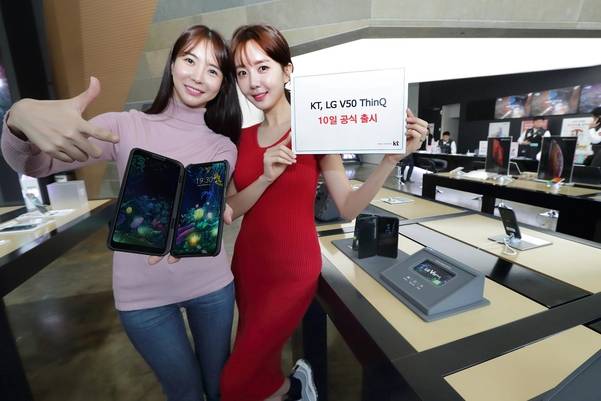 KT는 광화문 KT스퀘어를 비롯한 전국 2000여개 KT 매장에서 LG V50 씽큐를 판매한다. /KT 제공