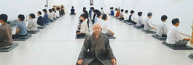 서울 강남구 대치동 참불선원에서 선원장 각산스님(가운데)이 5박 6일 집중수행을 지도하고 있다. 참불선원은 ‘세계명상힐링캠프’ ‘세계명상대전’ ‘DMZ 세계평화명상대전’ 등 매년 우리나라의 정신문화를 세계화하기 위한 국제적인 행사를 진행해왔다. 참불선원 제공