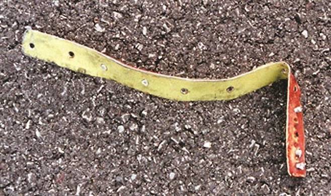 콩코드기 추락의 원인으로 지목된 쇳조각. 항공기 부품이다. [블로그 캡처]