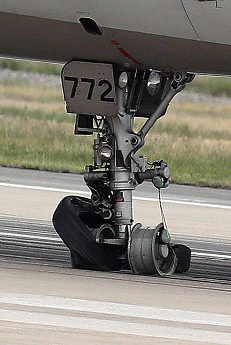 지난달 9일 광주공항 활주로에서 앞바퀴 파손된 아시아나 여객기. [연합뉴스]