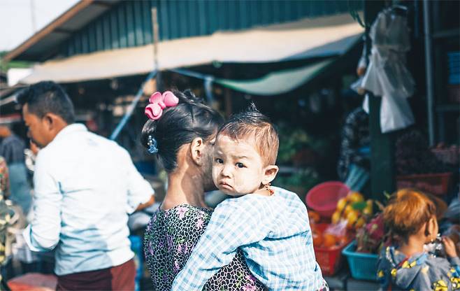 냥우 시장에서 만난 미얀마 아이, 얼굴에 하얀 타나카를 바르고 있다
