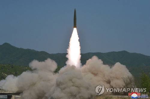 북한, 서부전선방어부대 화력타격훈련…김정은 지도 (평양 조선중앙통신=연합뉴스) 북한이 지난 9일 김정은 국무위원장의 지도 아래 조선인민군 전연(전방) 및 서부전선방어부대들의 화력타격훈련을 했다고 조선중앙통신이 보도했다. 사진은 중앙통신이 공개한 훈련 모습으로 '북한판 이스칸데르'로 추정되는 발사체가 이동식 발사차량(TEL)에서 공중으로 치솟고 있다.       [국내에서만 사용가능. 재배포 금지. For Use Only in the Republic of Korea. No Redistribution] nkphoto@yna.co.kr