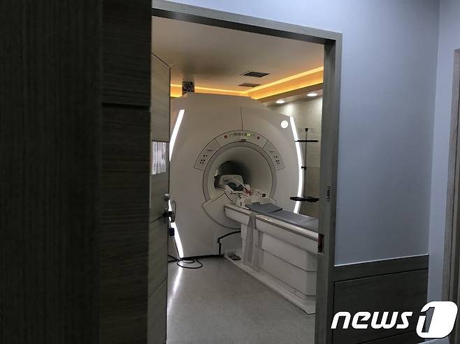 액화 헬륨가스가 누출된 부안군 한 병원의 자기공명영상(MRI) 장비.(전북소방본부 제공)/뉴스1