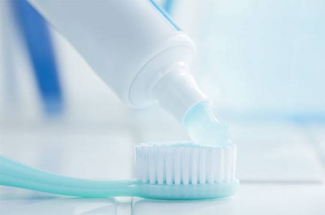 칫솔이나 치약에 물을 묻히지 않고 양치하는 것이 바람직하다./사진=클립아트코리아