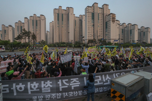 12일 경기도 파주시 운정행정복지센터 앞에서 고양 일산신도시 연합회와 파주 운정신도시 연합회, 인천 검단신도시 연합회 주민들이 집회를 열고 3기 신도시 계획을 규탄하는 구호를 외치고 있다. 파주=연합뉴스