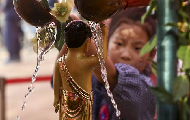 부처님오신날을 맞은 12일 서울 종로구 조계사를 찾은 어린이가 관불의식을 하고 있다.ⓒ고성준 기자
