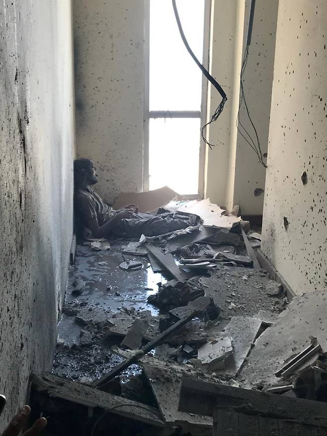 11일(현지시간) 파키스탄 발루치스탄주(州) 과다르의 펄 콘티넨털 호텔에서 벌어진 총격 잔해 속에 파키스탄 군에 의해 사살된 무장괴한의 시체가 보인다./사진제공=로이터